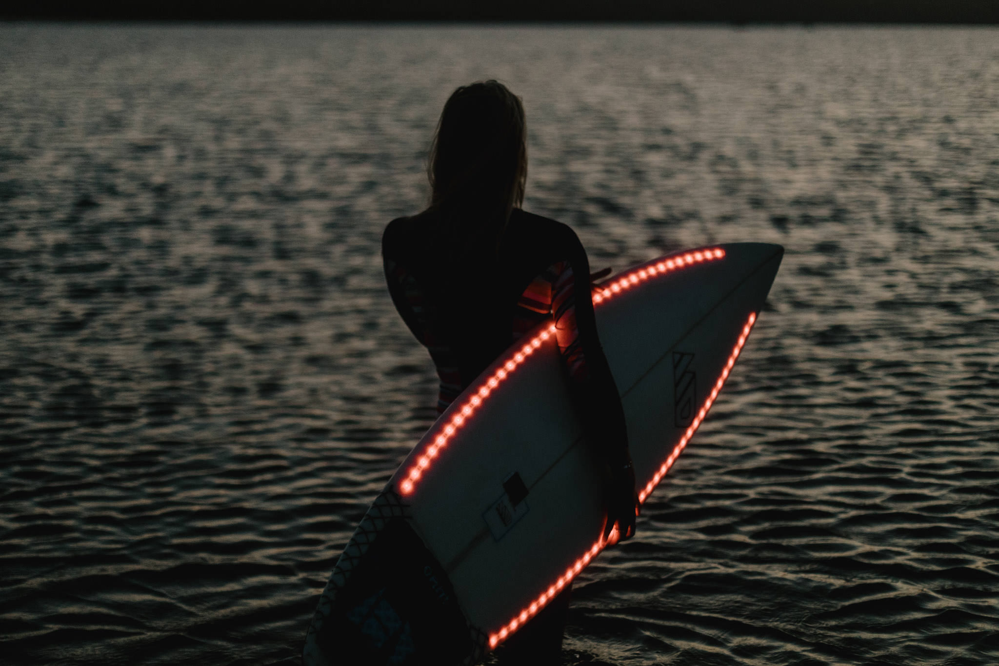 Séance photo de nuit avec une surfeuse